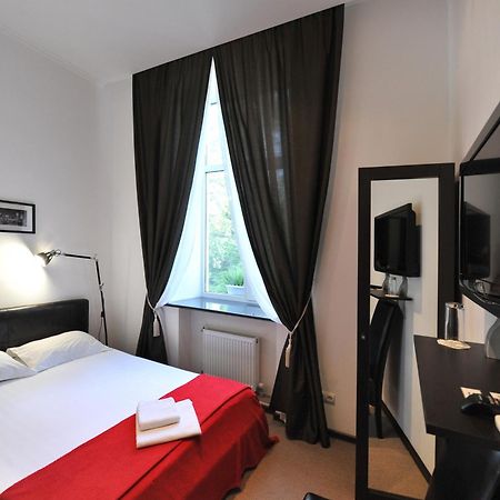 Hotel Reno On Deribasovskaya โอเดสซา ภายนอก รูปภาพ