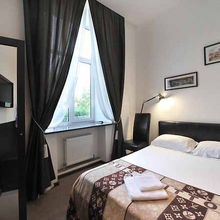 Hotel Reno On Deribasovskaya โอเดสซา ภายนอก รูปภาพ