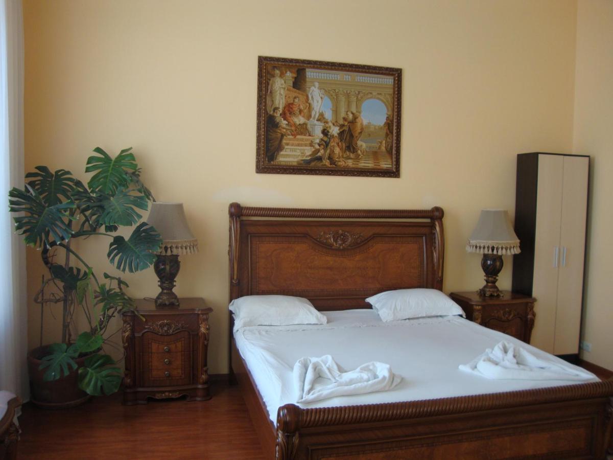 Hotel Reno On Deribasovskaya โอเดสซา ภายนอก รูปภาพ