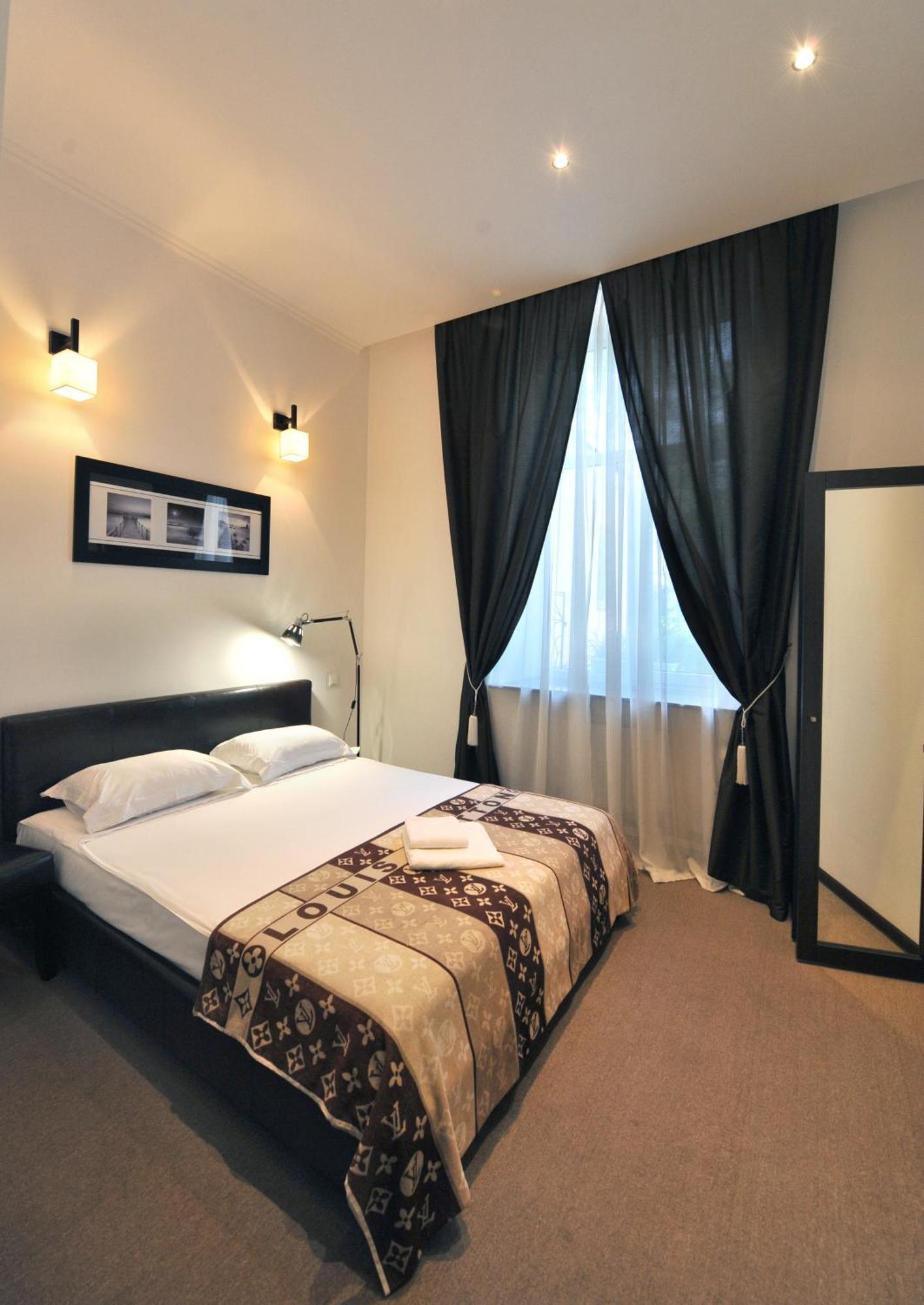 Hotel Reno On Deribasovskaya โอเดสซา ภายนอก รูปภาพ