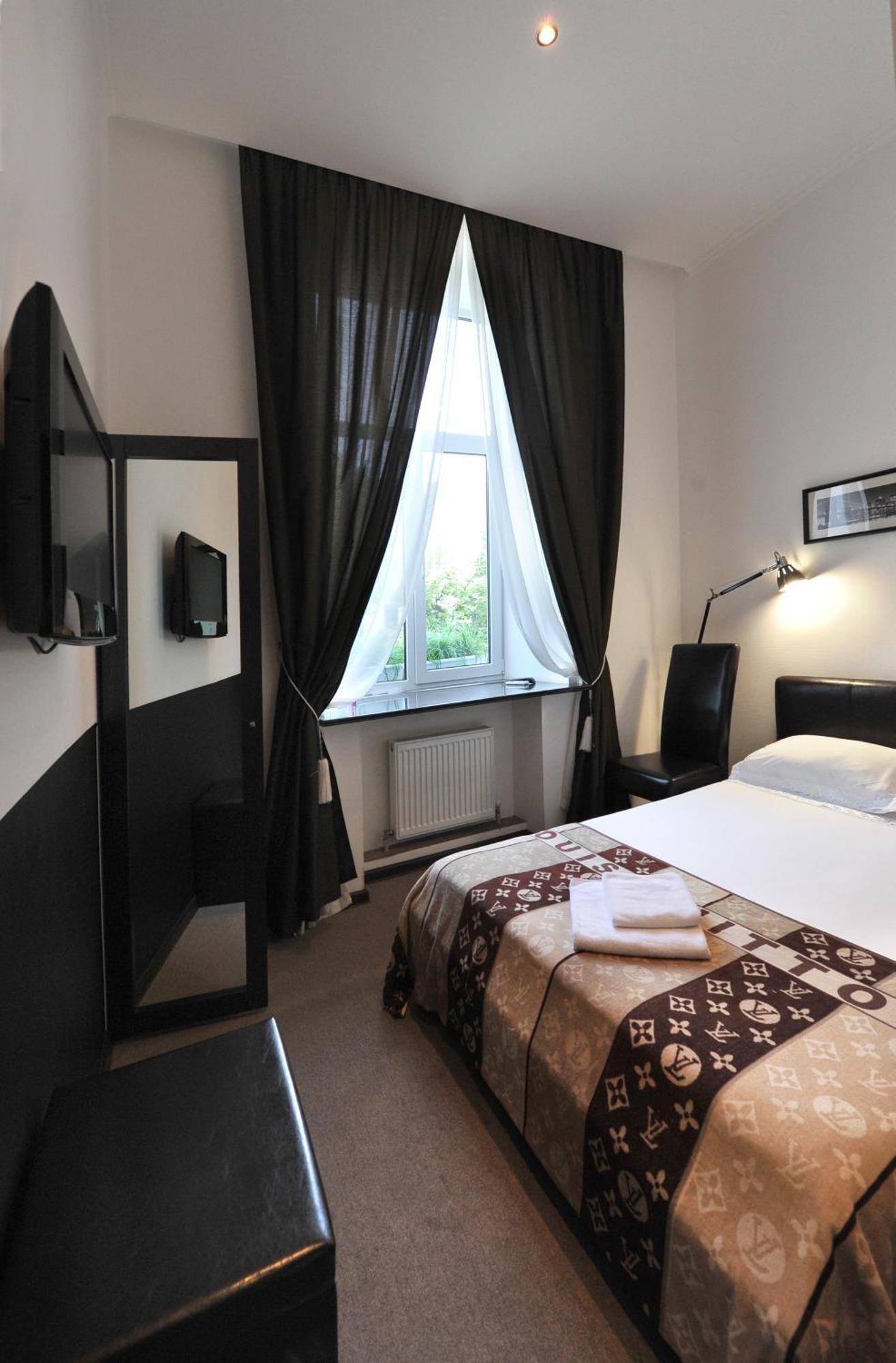 Hotel Reno On Deribasovskaya โอเดสซา ภายนอก รูปภาพ