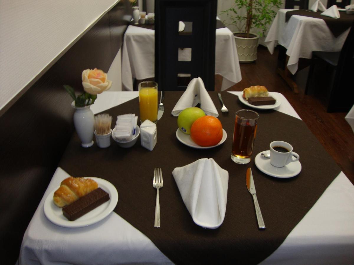 Hotel Reno On Deribasovskaya โอเดสซา ภายนอก รูปภาพ